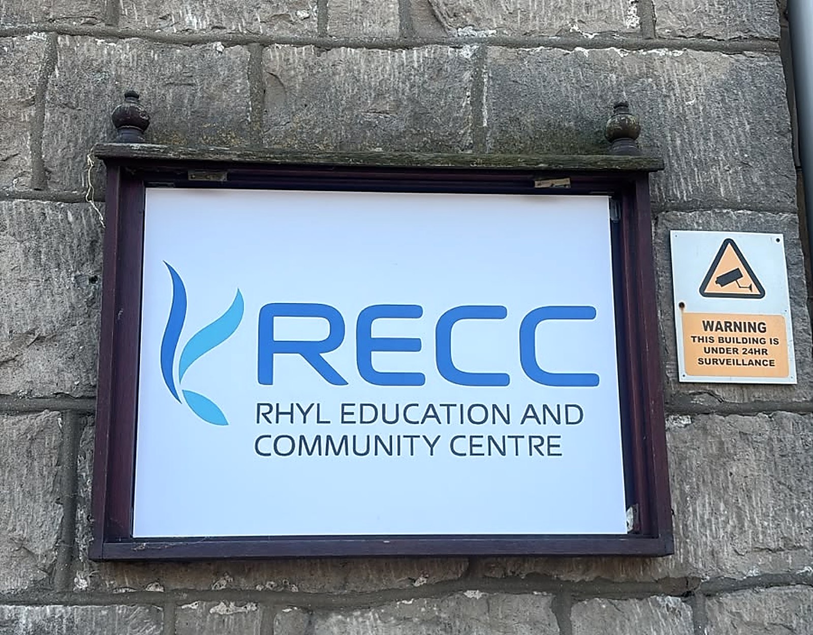 Arwydd RECC ar wal flaen yr adeilad